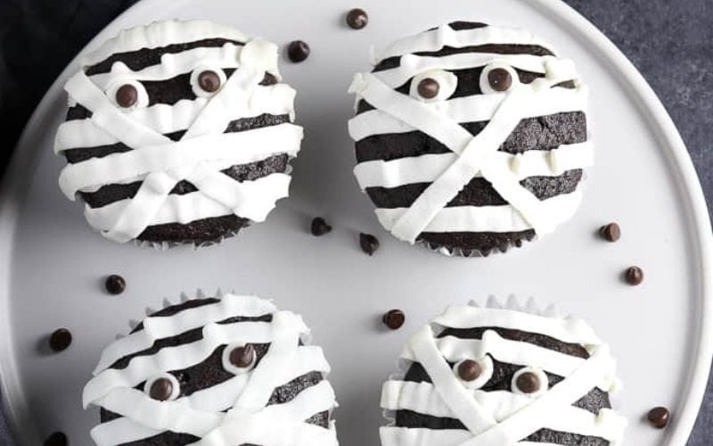 vegan Halloween mummy cupcakes